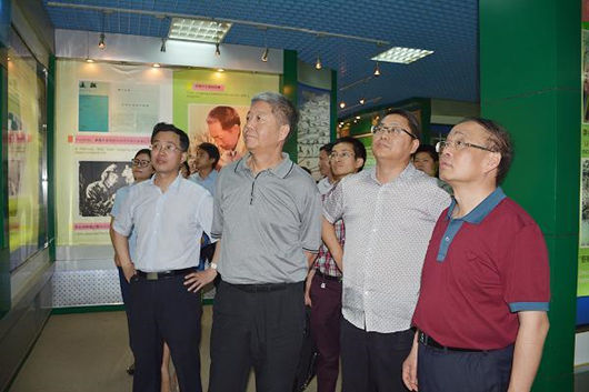 湖南懷化市委書(shū)記彭國(guó)甫陪同我院國(guó)家高新區(qū)調(diào)研組專(zhuān)家考察